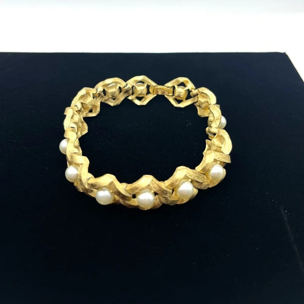 Vintage Crown Trifari Looped Pearls Brushed Gold Tone Bracelet 7 in